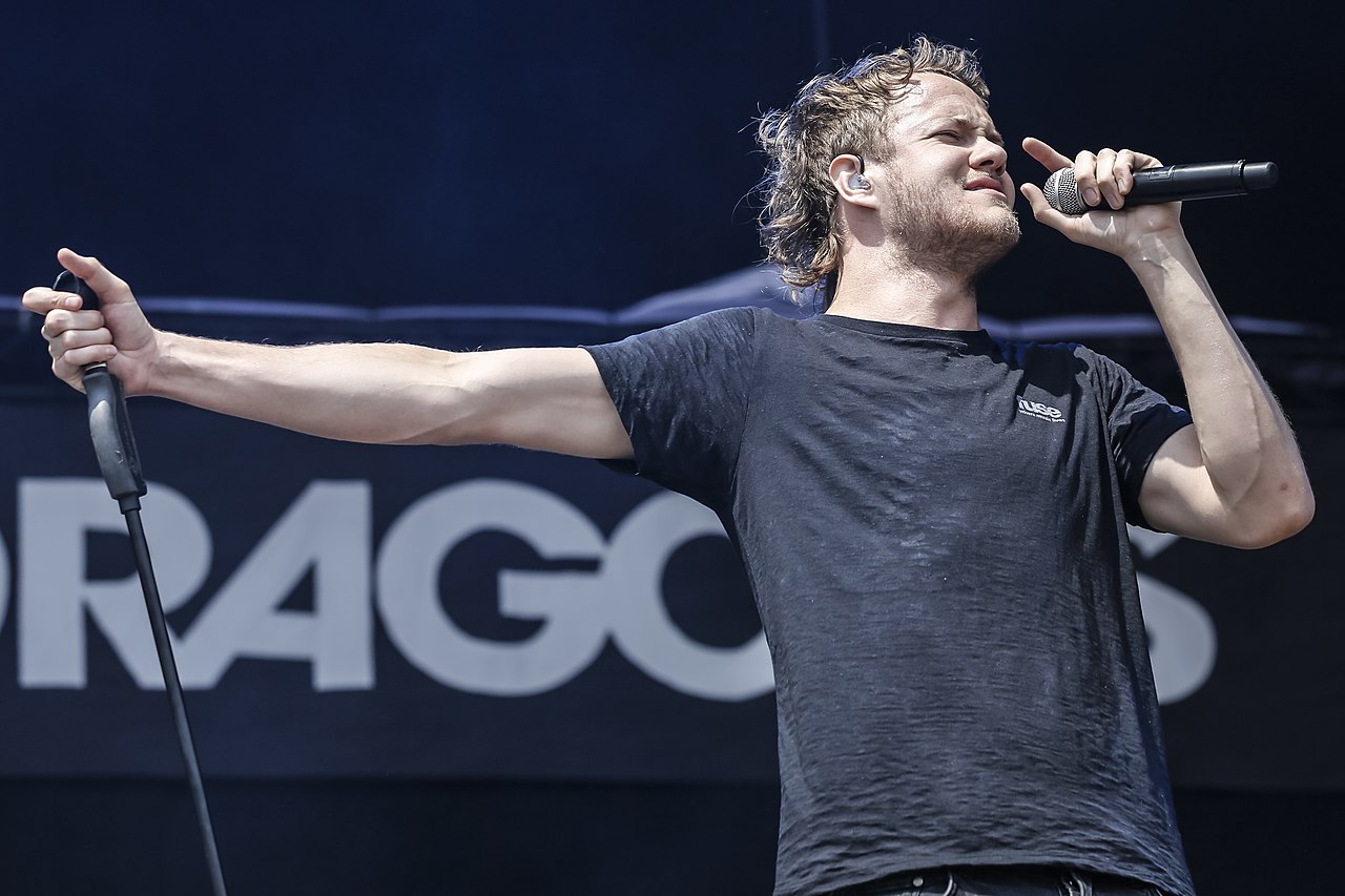 Підняв та поцілував прапор: лідер Imagine Dragons вкотре підтримав Україну на концерті (відео)