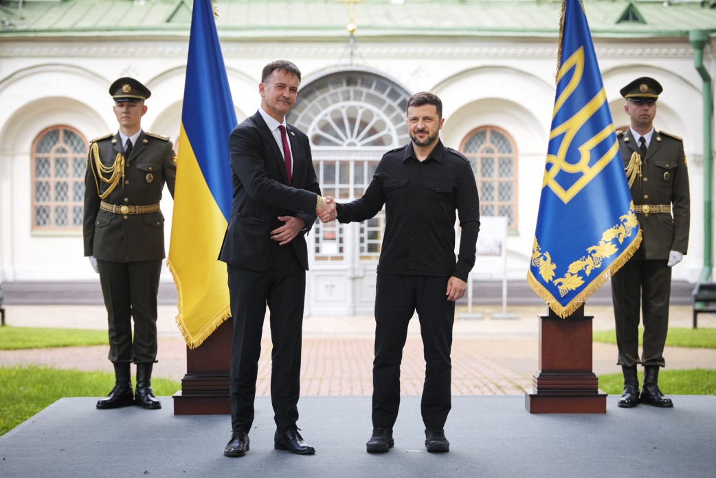 Поспілкувався з кожним: Зеленський прийняв вірчі грамоти від послів двох країн (фото)