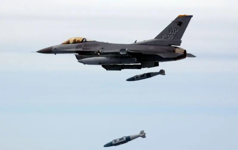 Bild: Український винищувач F-16 вперше збив російський Су-35 на Курщині