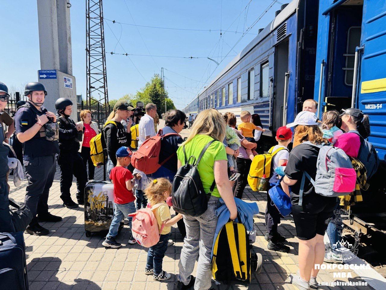 Мають виїхати діти з батьками: на Дніпропетровщині оголосили другу хвилю примусової евакуації