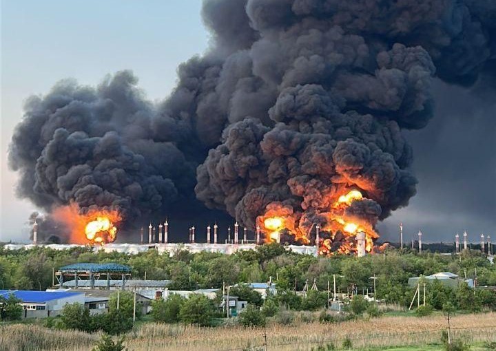 У Росії дрони атакували Саратов, Енгельс та Рязань: палає нафтобаза (фото, відео)