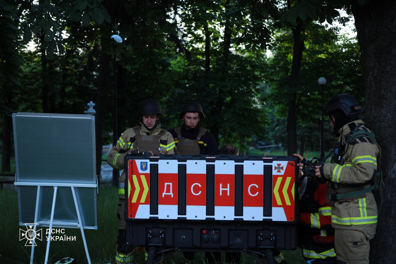 Вийшли на звичайне чергування: у Києві через ворожий обстріл загинули троє рятувальників (фото)