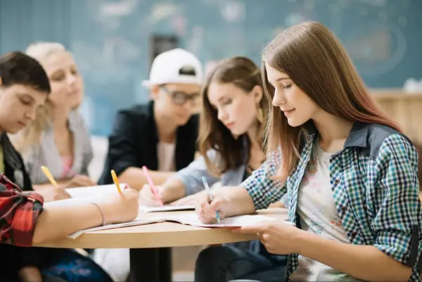 Як змінилась кількість випускників в Україні за останні 20-30 років