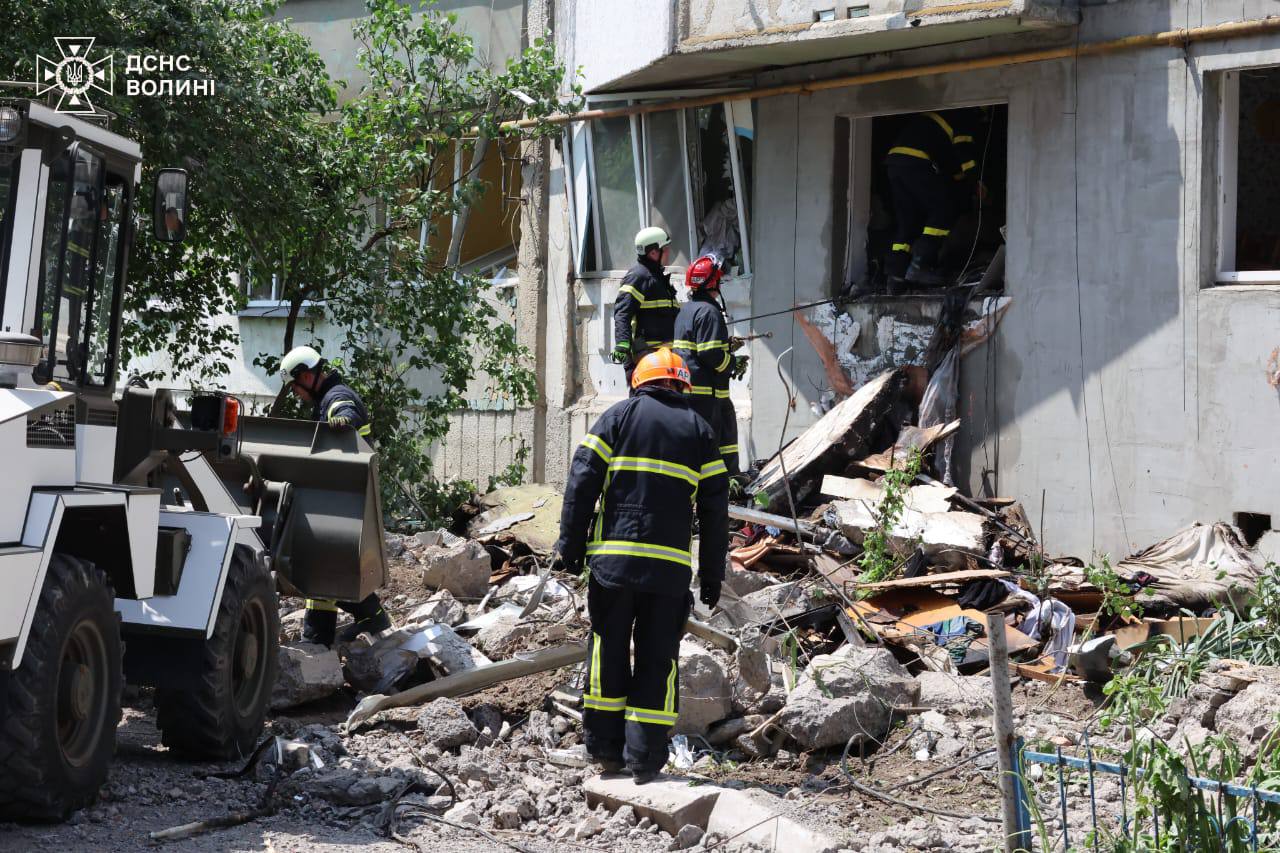 Ракетний удар по Луцьку: з-під завалів багатоповерхівки деблокували тіло чоловік, кількість постраждалих зросла (фото)