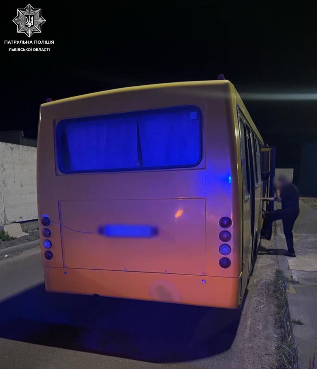 На Львівщині п'яний водій маршрутки порушив ПДР прямо перед поліцейськими, а потім надув 1,09 проміле