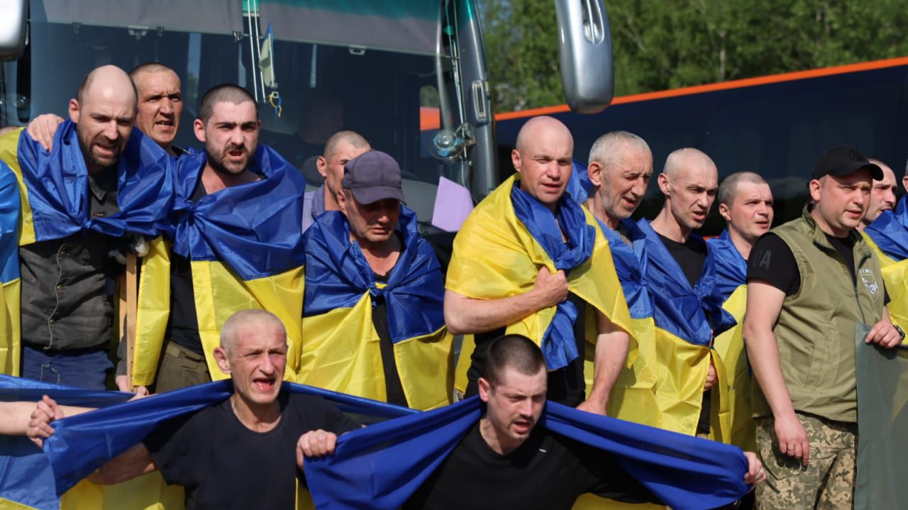 Черговий етап обміну полоненими 10 червня: Зеленський оприлюднив щемливе відео