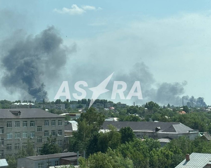 У Росії пролунав вибух на одному із заводів: у небі великий стовп диму (фото)