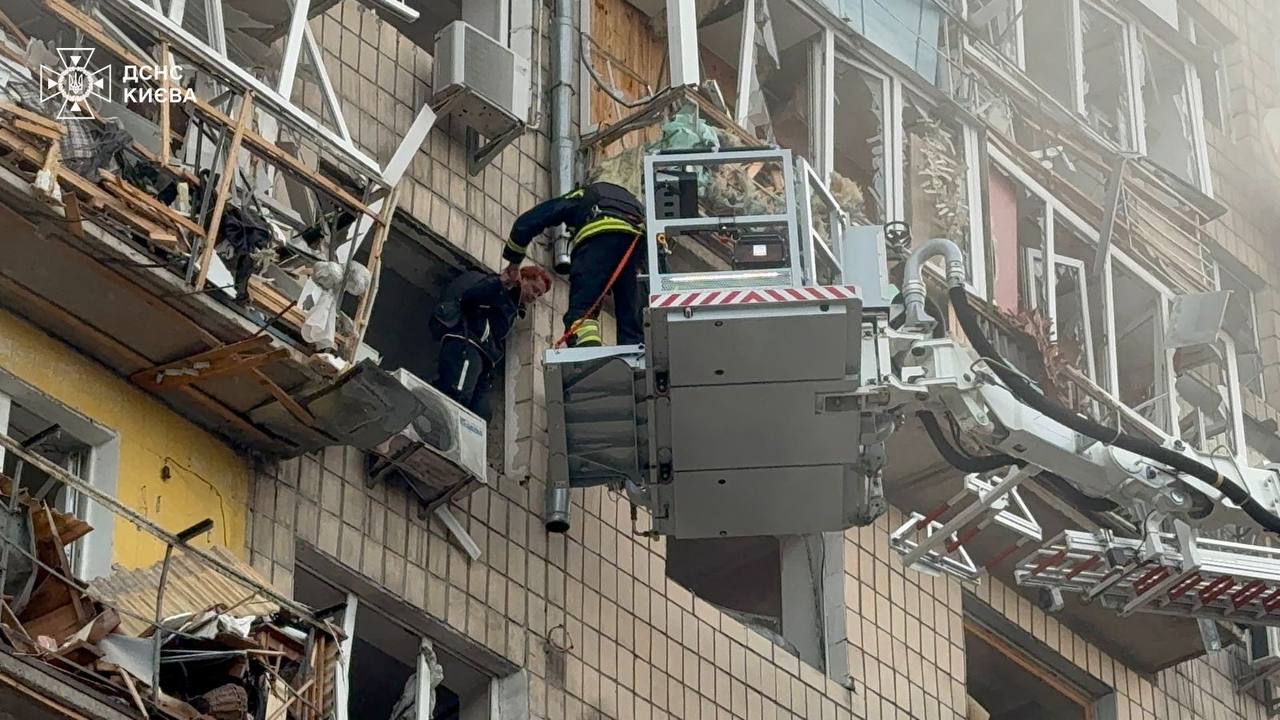 Росія вдарила по Києву ракетами з касетними боєприпасами: їх знаходять в одному з районів (відео)