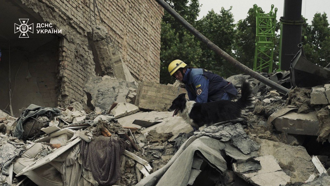 Удар по будинку у Києві: рятувальники дістали з-під завалів тіла п'ятьох людей