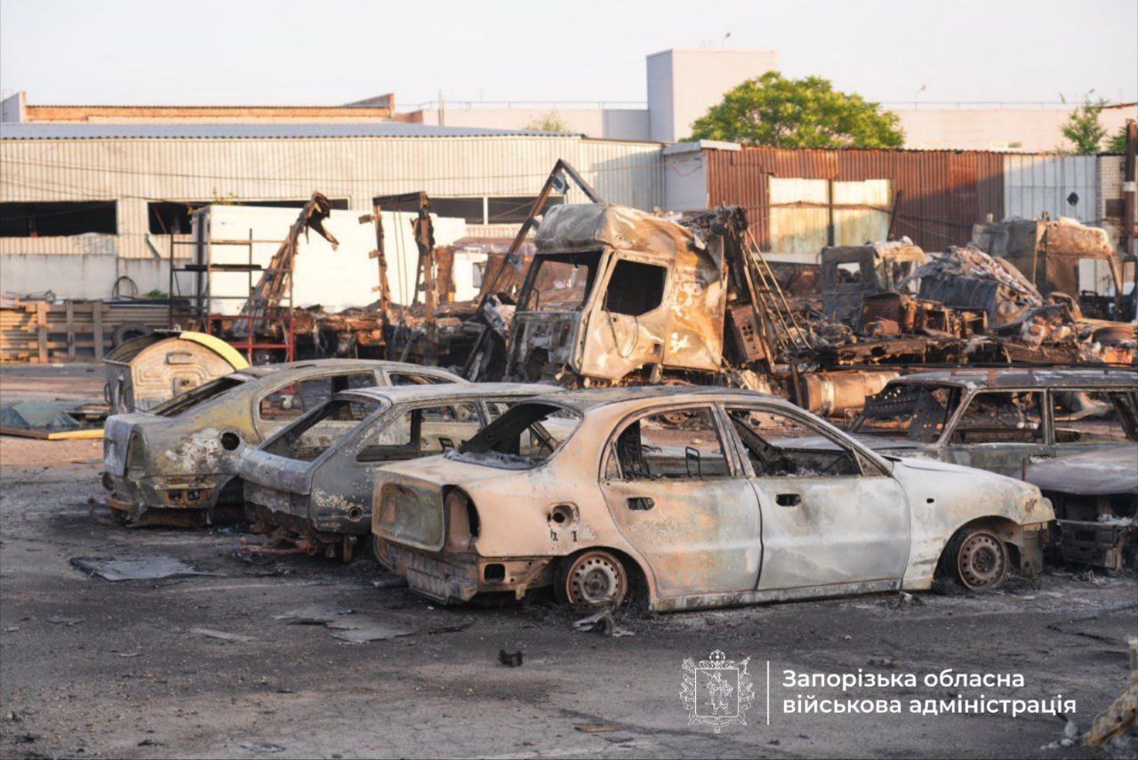 Вибиті вікна, пожежі та згорілі авто: росіяни атакували Запоріжжя 13 дронами (фото)