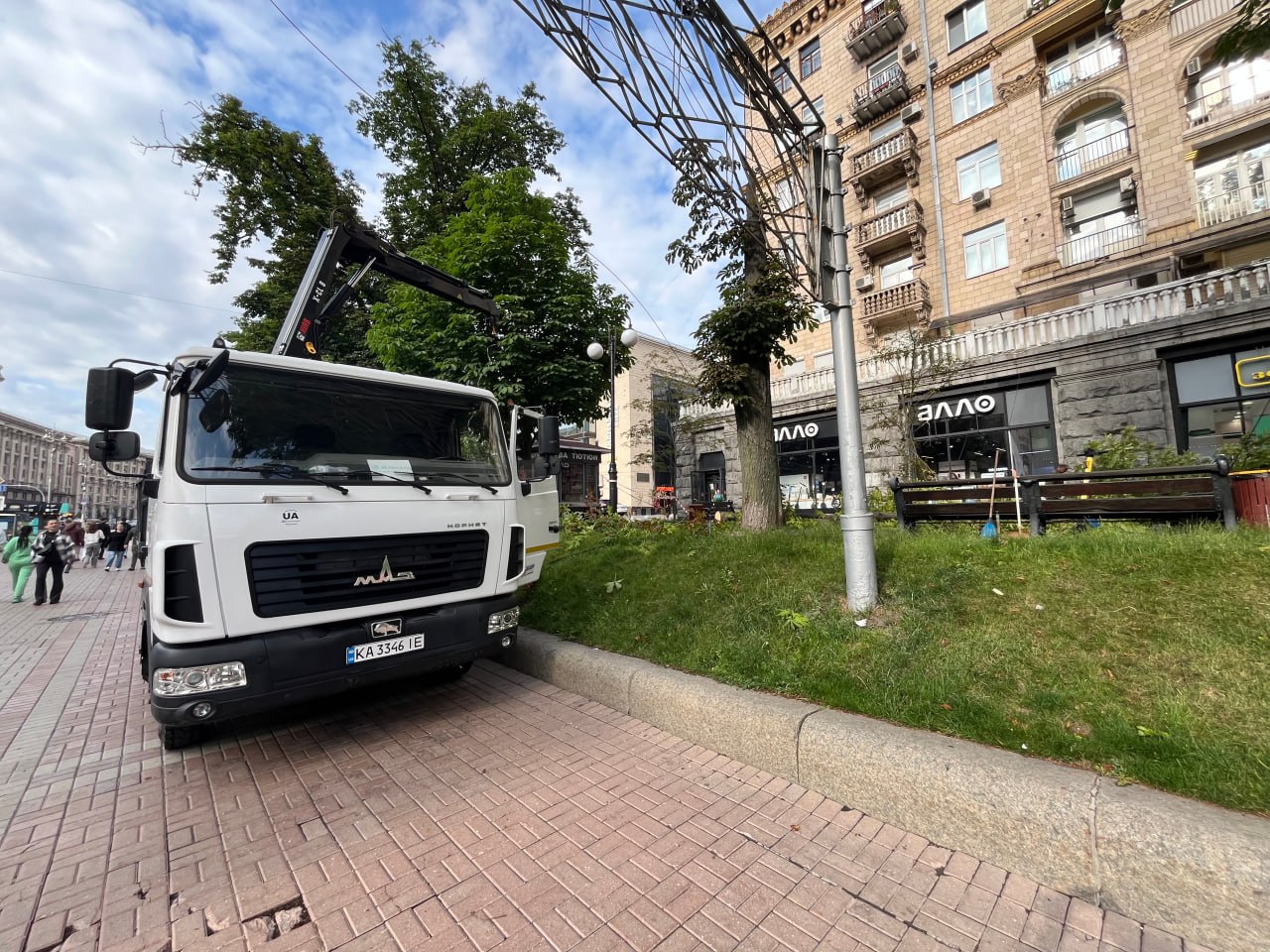 У Києві на Хрещатику вітер повалив дерево (фото)