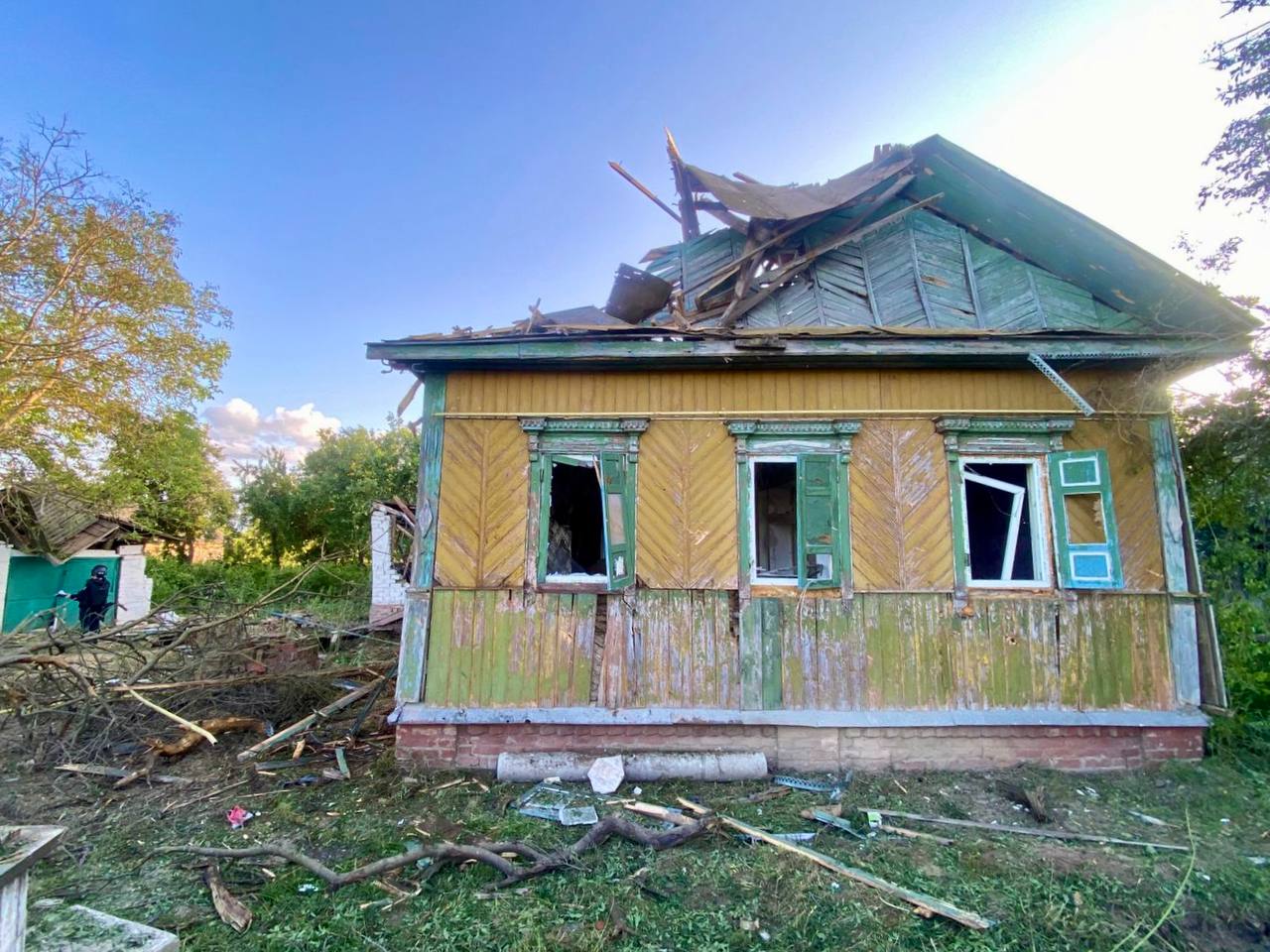 Рашисти вгатили по громаді на Чернігівщині: є жертва та руйнування (фото)