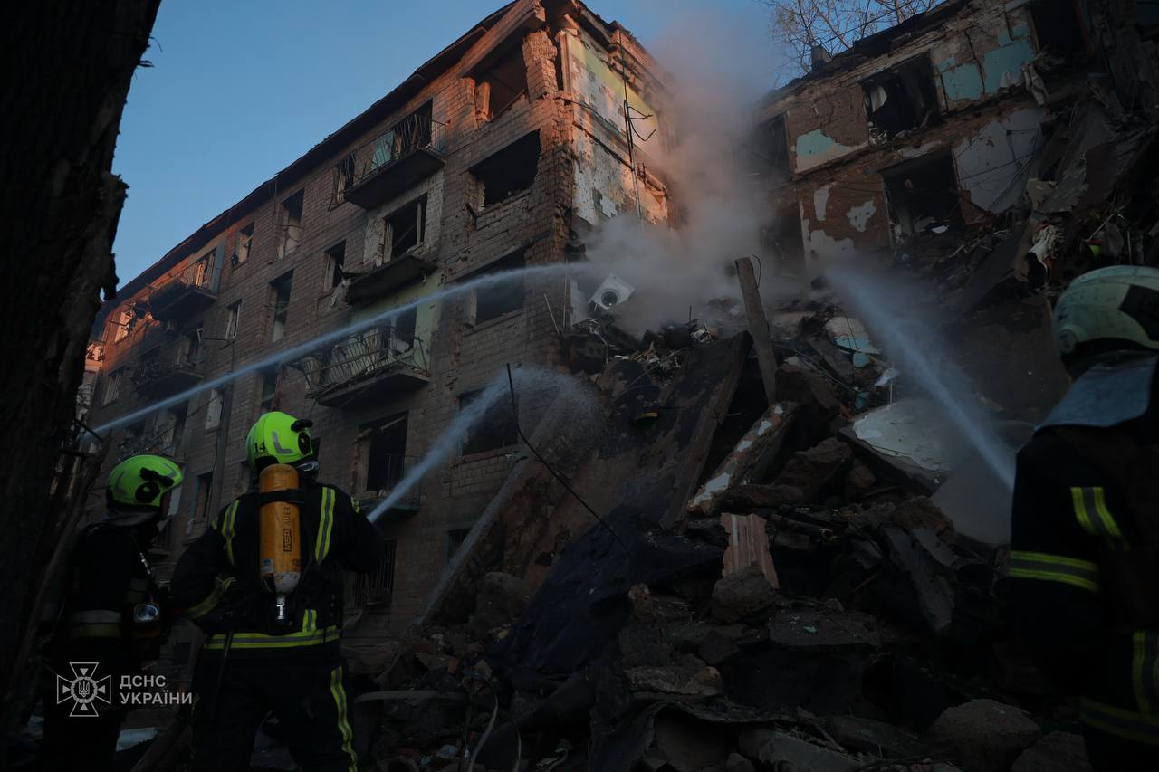 У Києві через російський обстріл загинули п'ятеро людей: зруйновано під'їзд багатоповерхівки (відео)