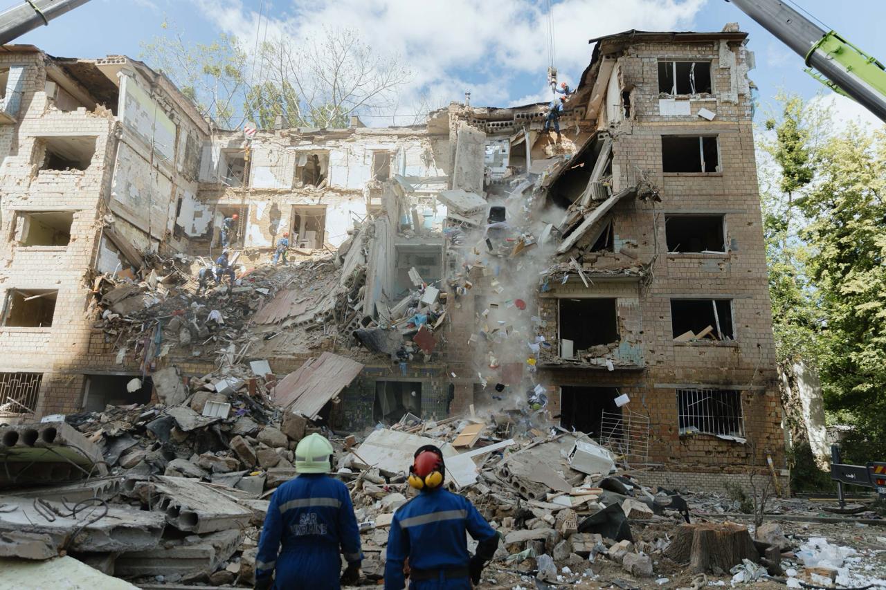 Удар по будинку у Києві: зросла кількість жертв, під завалами шукають дитину