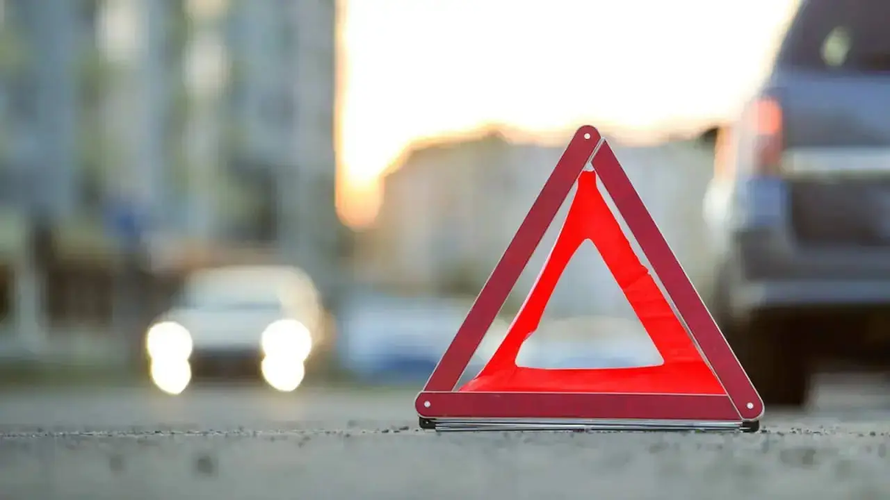 У Харкові сталася смертельна ДТП: мотоцикліст влетів у тролейбус (фото)