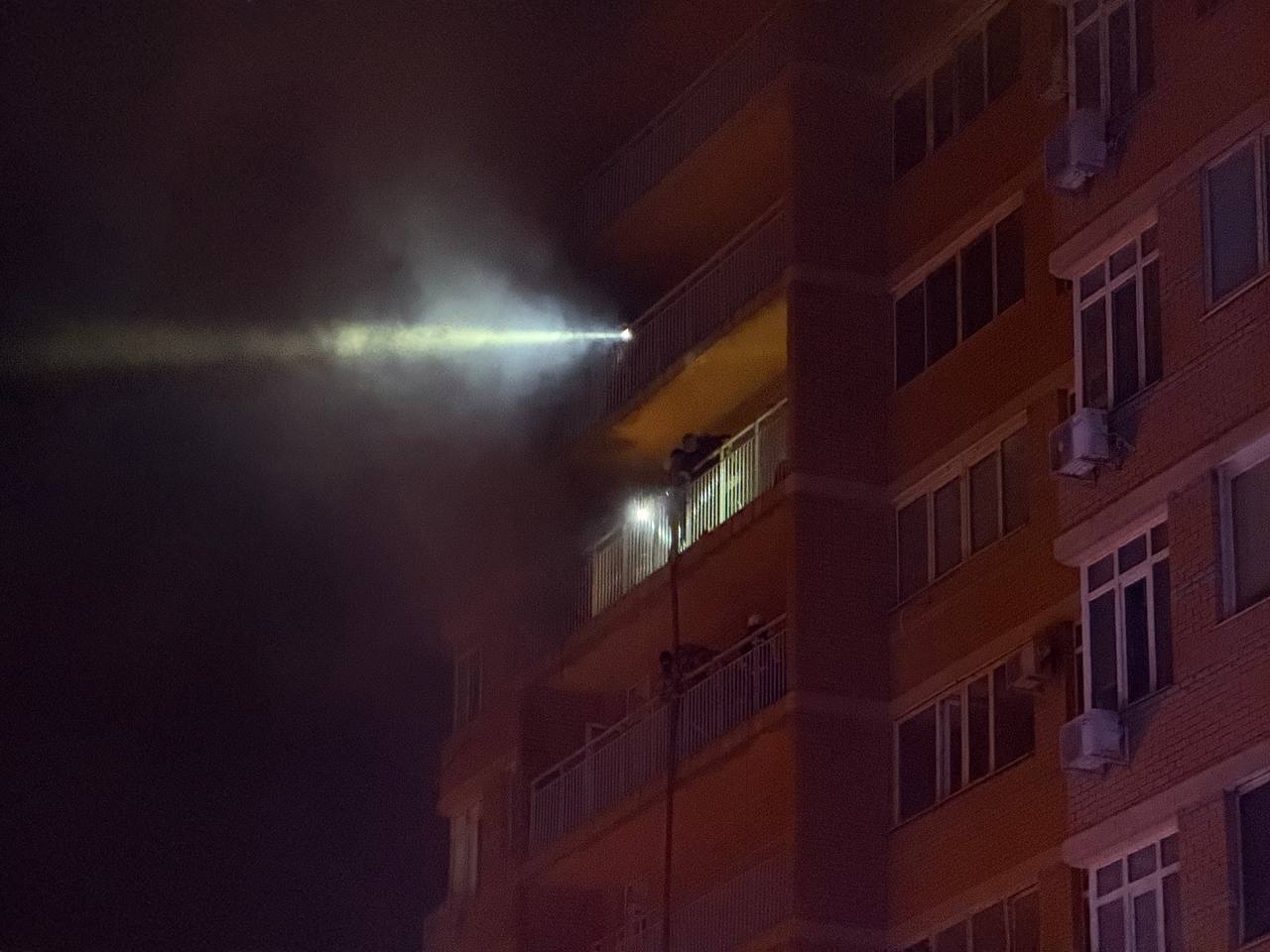 Росіяни вдарили по Одесі: пошкоджено багатоповерхівку, є постраждалі (фото)
