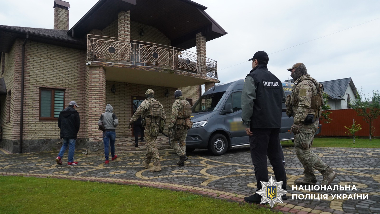 В Україні викрили схему незаконного переправлення чоловіків за кордон: затримано понад 20 зловмисників