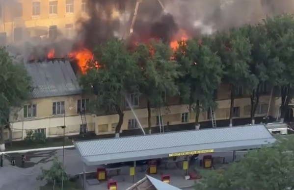 У Ростові спалахнула потужна пожежа: ймовірно, горить військова частина (відео)