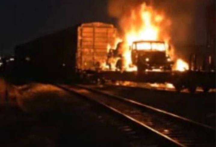 У російському Сальську після атаки дронів загорівся вантажний потяг: рух перекрито (відео)