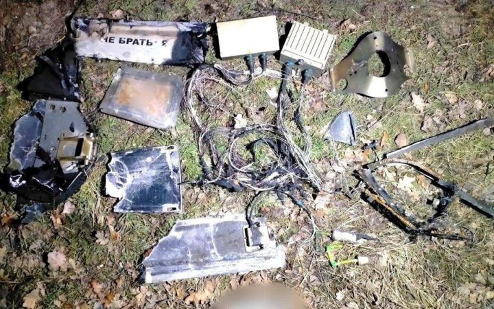 В одному з районів Києва впали уламки дронів: горять автівки