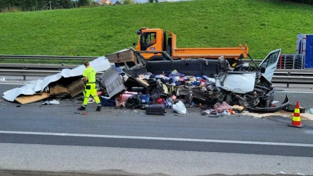 Мікроавтобус врізався у вантажівку: у Словенії в ДТП загинули 4 українців, — ЗМІ