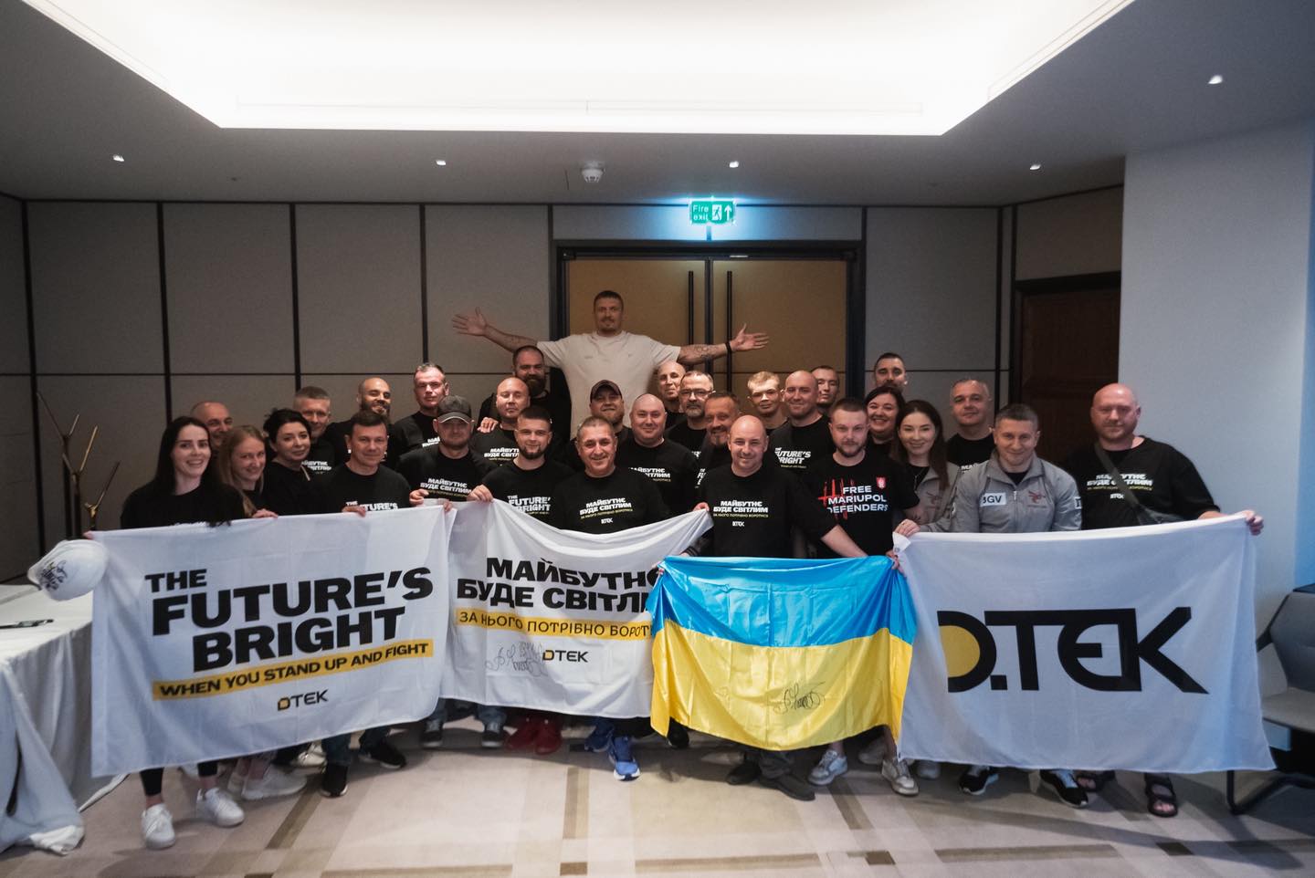 Усик зустрівся з українськими ветеранами перед важливим боєм з Дюбуа (фото)