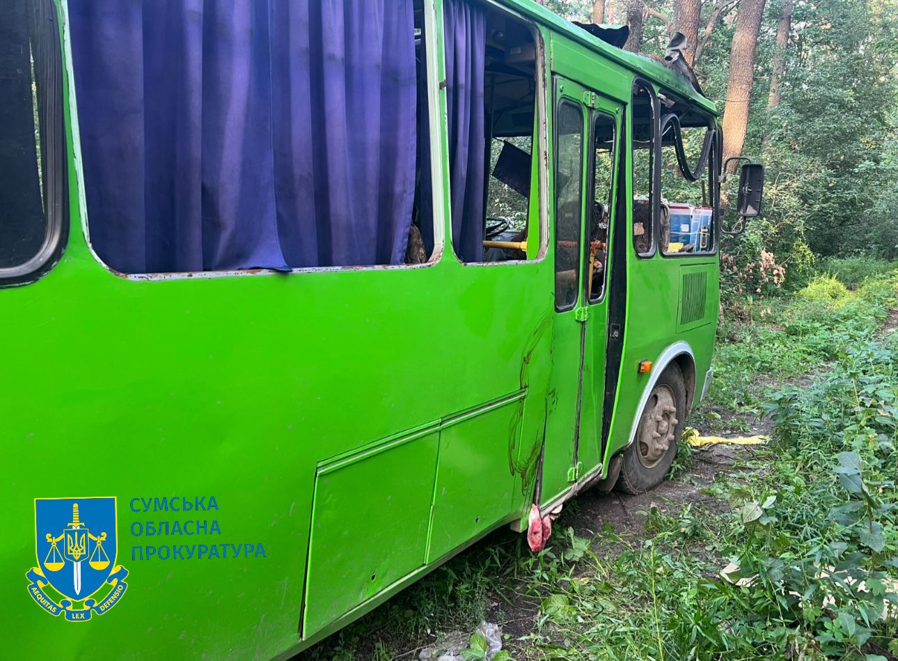 Російський удар по рейсовому автобусу на Сумщині: загинуло троє людей, з'явились фото з місця події
