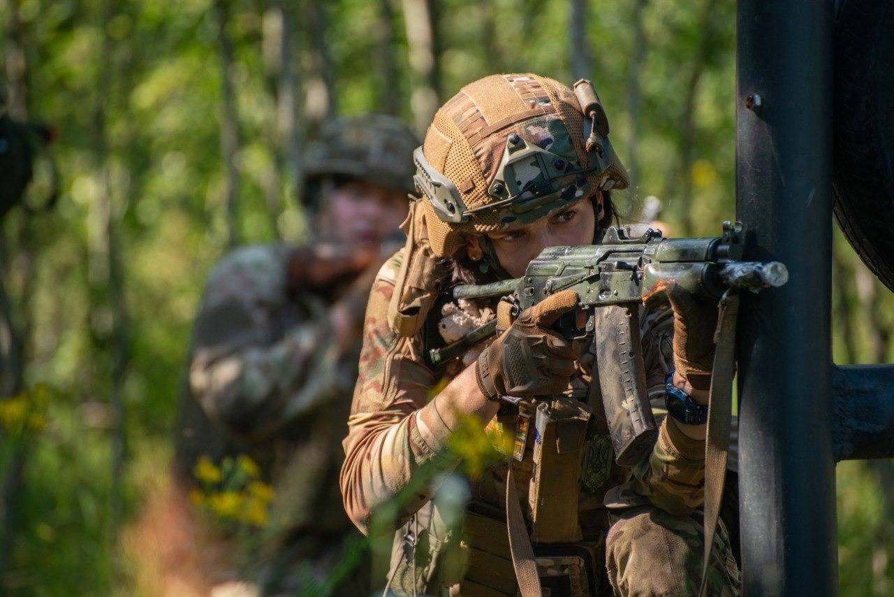 Українські воїни відбивали штурми на 11 напрямках, знищили майже тисячу окупантів, — Генштаб