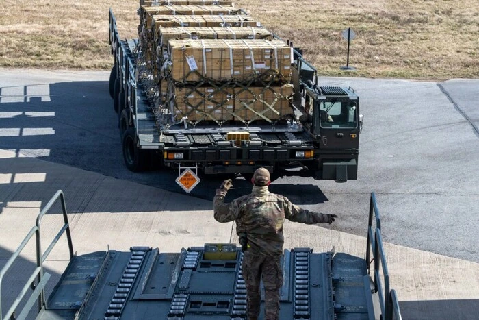 США призупинили не всі постачання зброї Україні, — Держдеп
