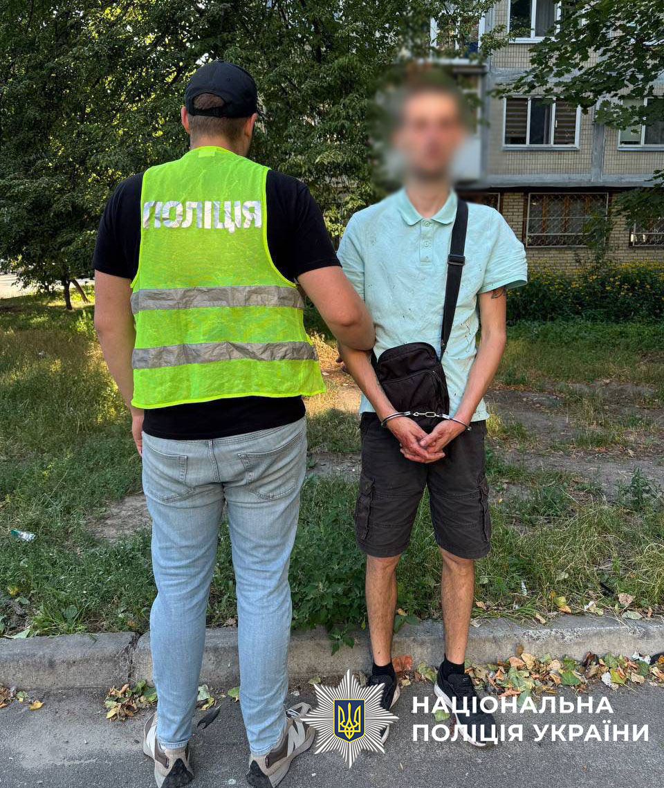Криваві ревнощі у Києві: чоловік вдарив суперника ножем у груди