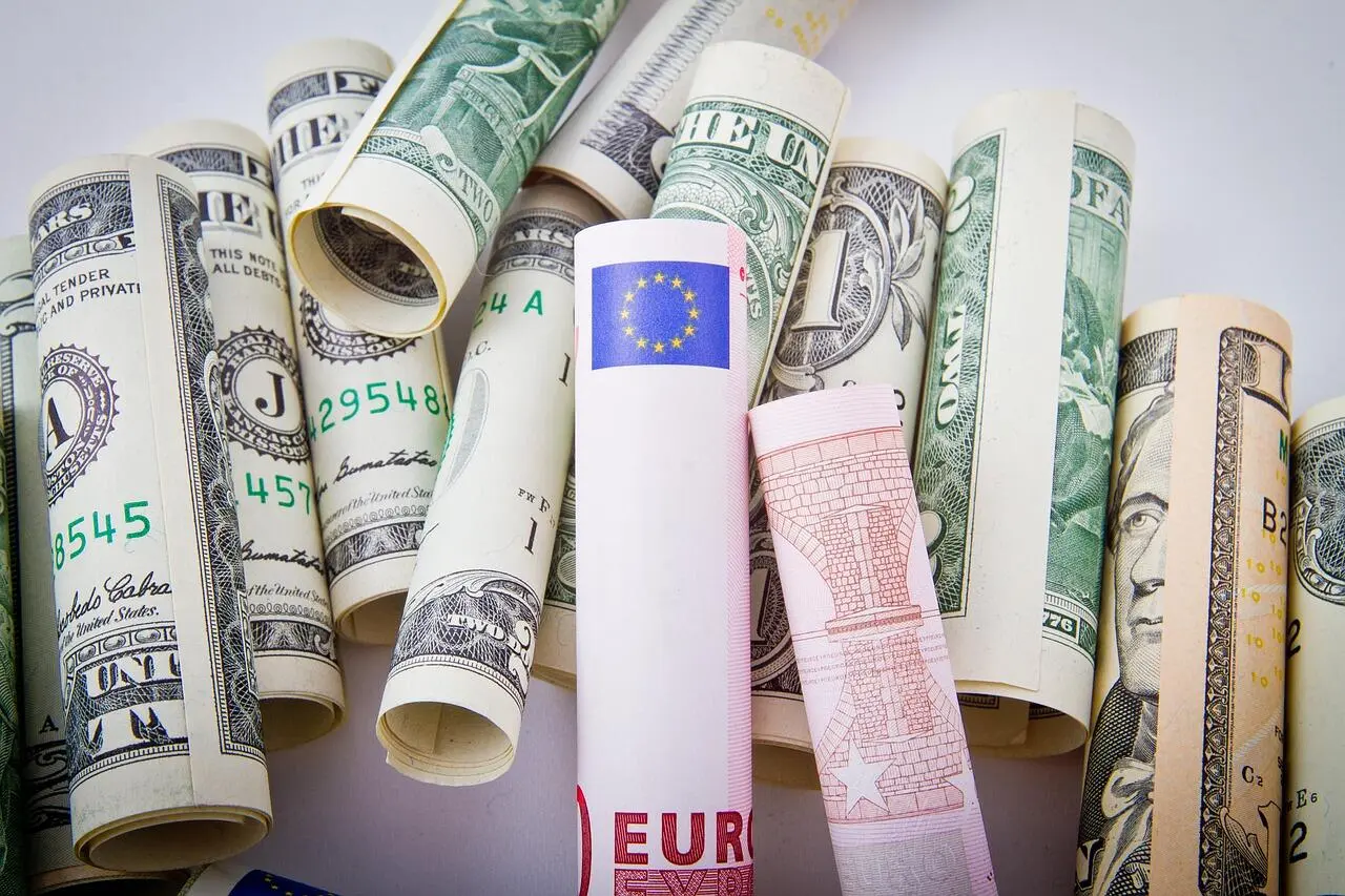 Долар стабілізувався, євро — росте: скільки коштує іноземна валюта 24 липня
