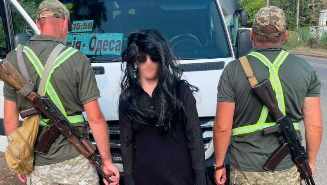 Чоловік у сукні та перуці: на Одещині прикордонники затримали модного ухилянта (відео)
