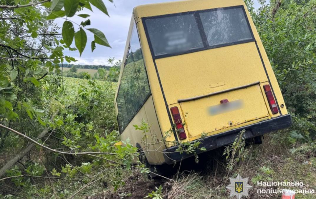 На Вінниччині автобус із пасажирами з’їхав у кювет: є постраждалі (фото)