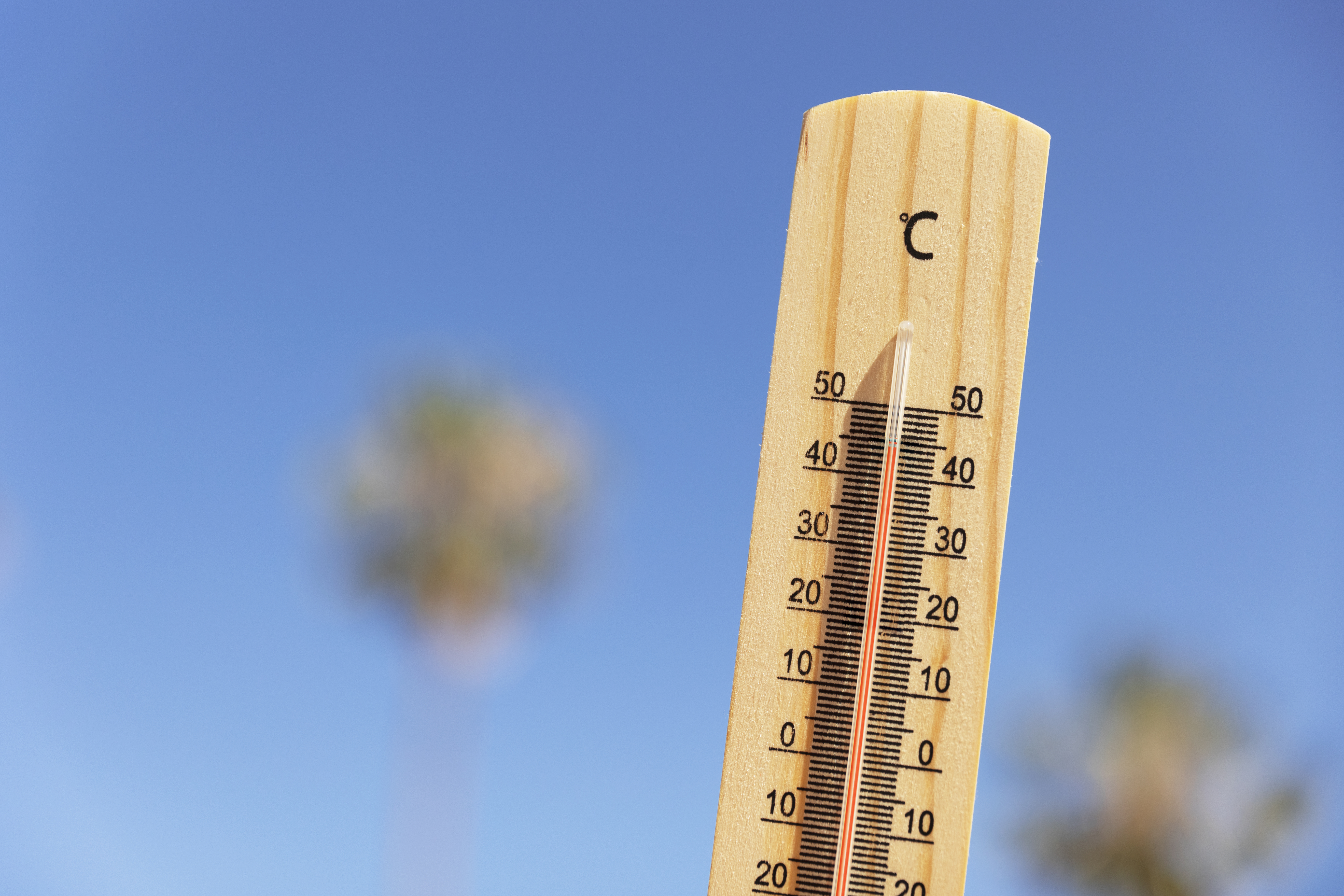 Стовпчики термометрів піднімуться до +40°C: синоптикиня попередила про пекельну спеку в Україні