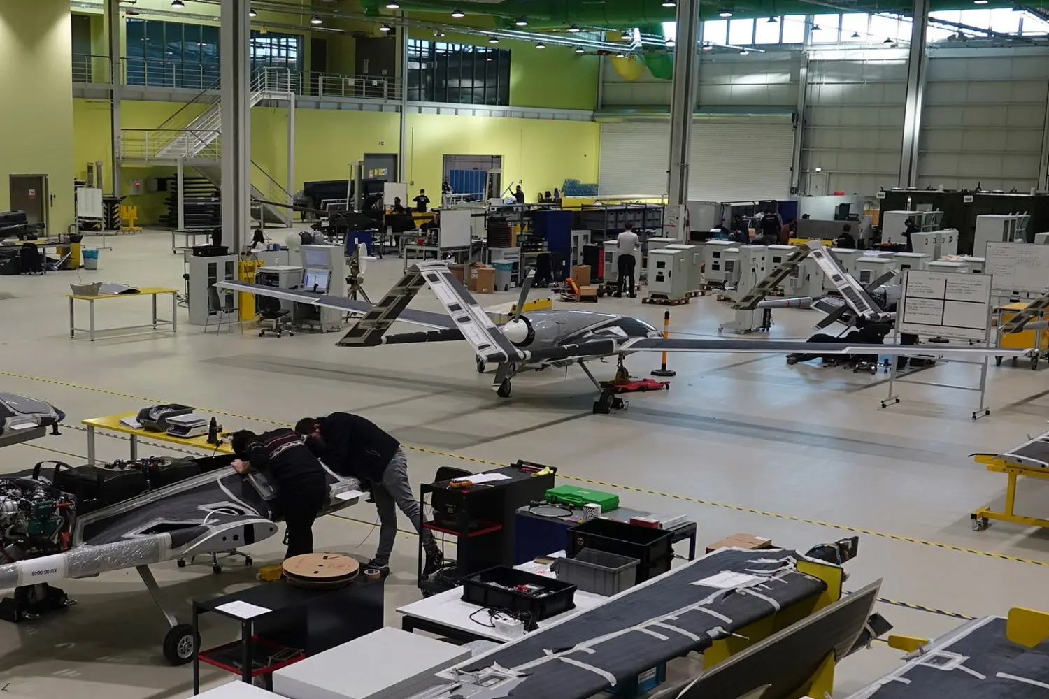 Україна вміє робити класні речі: Зеленський показав, як виготовляють дрони-перехоплювачі (відео)