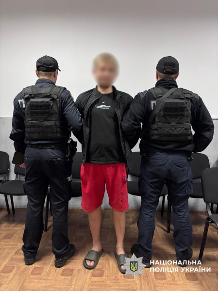 Вдарив по обличчю, відібрав сумку та втік: на Чернігівщині затримали підозрюваного у пограбуванні жінки
