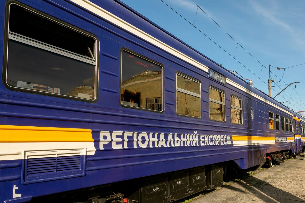 Автомати з напоями та м'які крісла: Укрзалізниця запускає регіональний поїзд експериментального типу (фото)