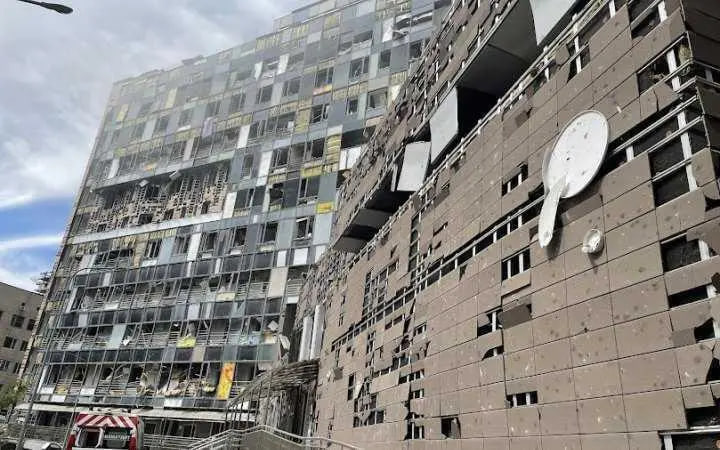 Незламні серця медицини: як лікарі обстріляного рік тому Охматдиту рятують маленькі життя (відео)
