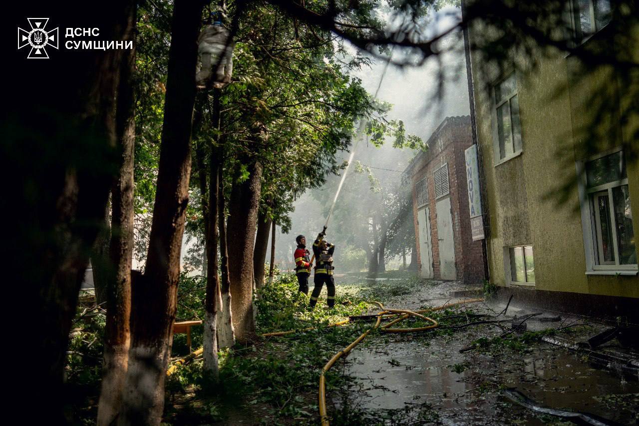 Два удари протягом години: окупанти обстріляли заклад освіти у Сумах (фото)