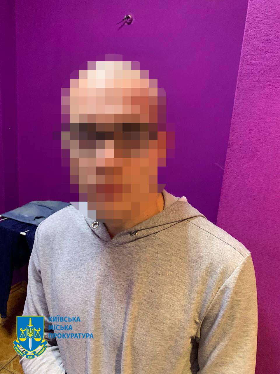 У Києві відправили за ґрати двох чоловіків, які зґвалтували та пограбували 15-річну дівчину