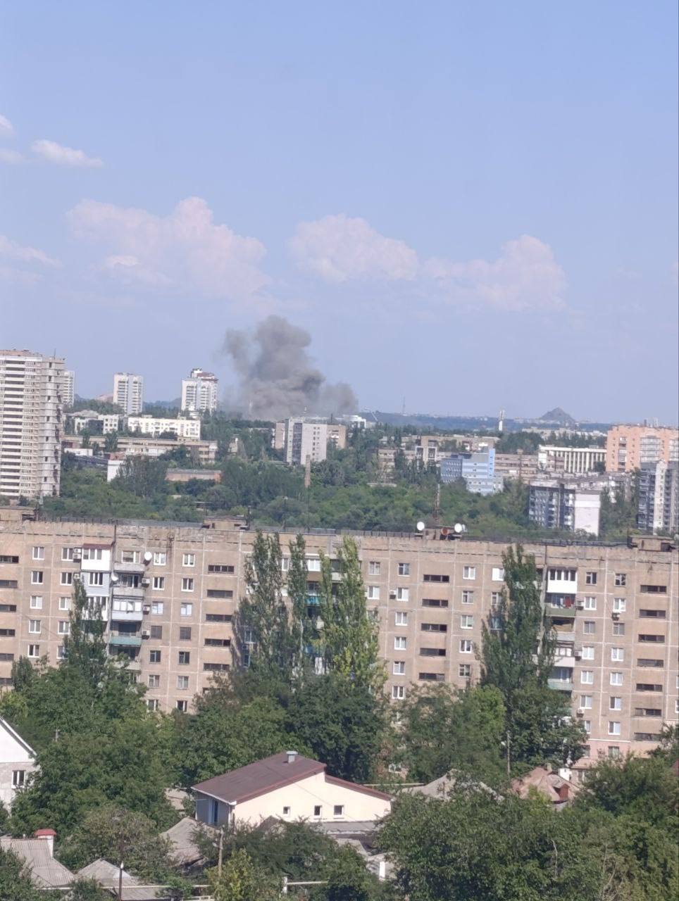 У Донецьку пролунали потужні вибухи: окупанти скаржаться на приліт (відео)