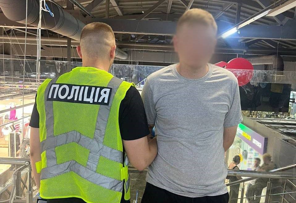 У Києві в торговельному центрі сталася різанина