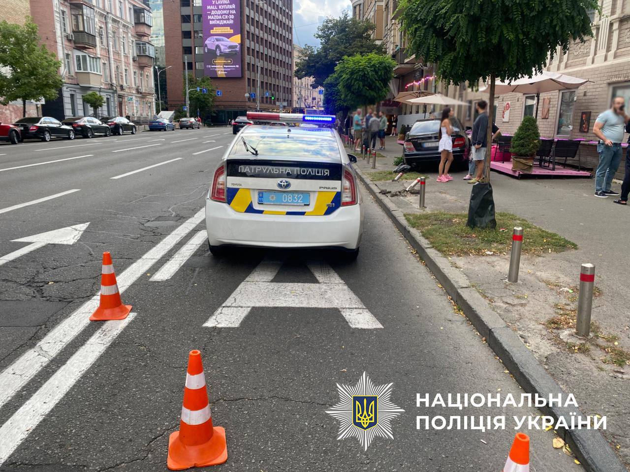 У Києві автівка протаранила літню терасу кафе: постраждала жінка (фото)