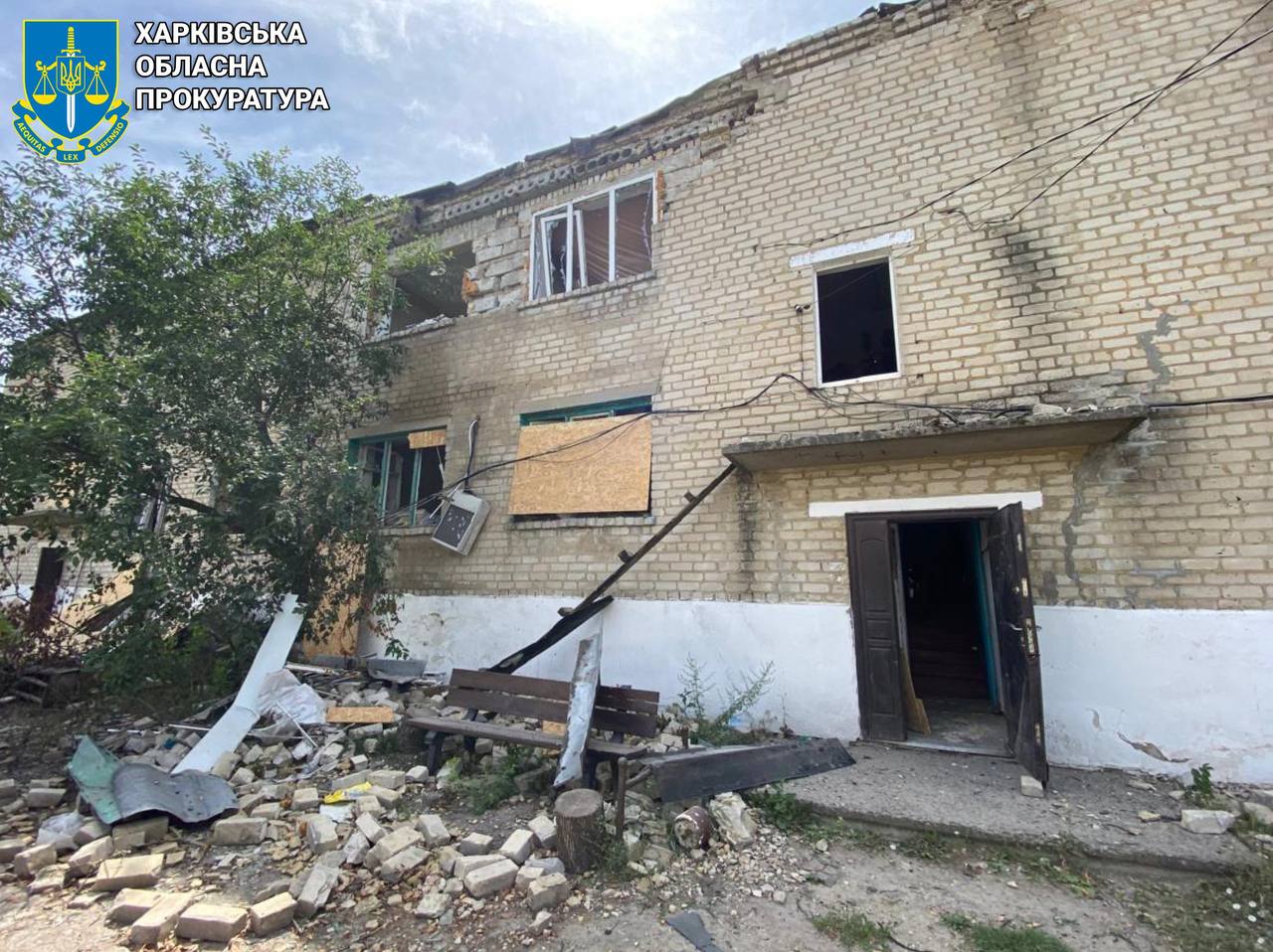 Рашисти вгатили авіабомбами по Куп'янську: пошкоджено будинки, сільраду і багато постраждалих (фото)