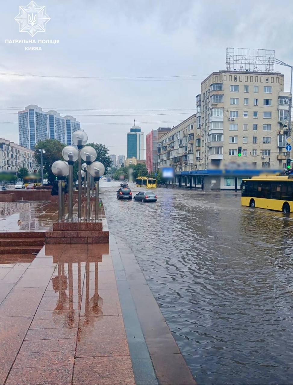 Затоплено вулиці, ускладнено рух транспорту: Київ накрила потужна злива (відео)