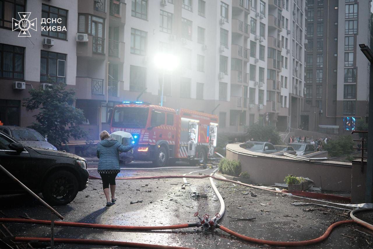 У ДСНС показали жахливі наслідки нічної атаки на Київ (фото)