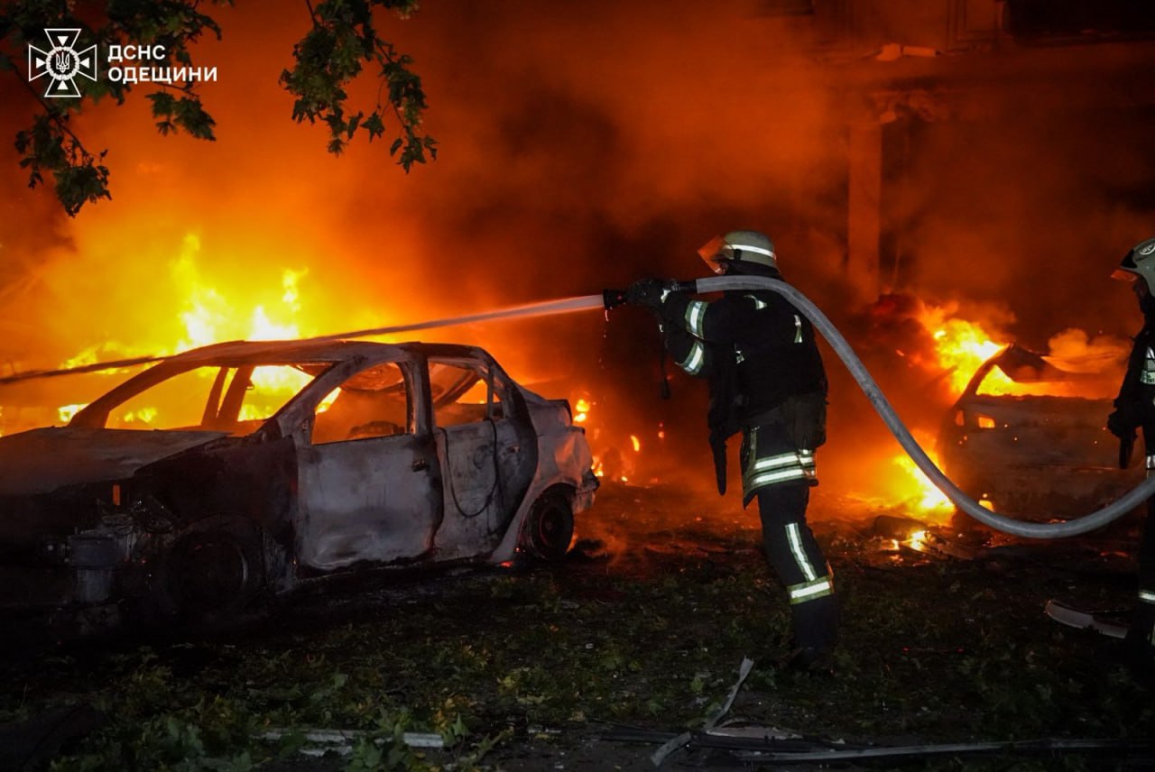 Нічне пекло в Одесі та Сумах: внаслідок обстрілу РФ спалахнули пожежі та постраждала дитина (фото)