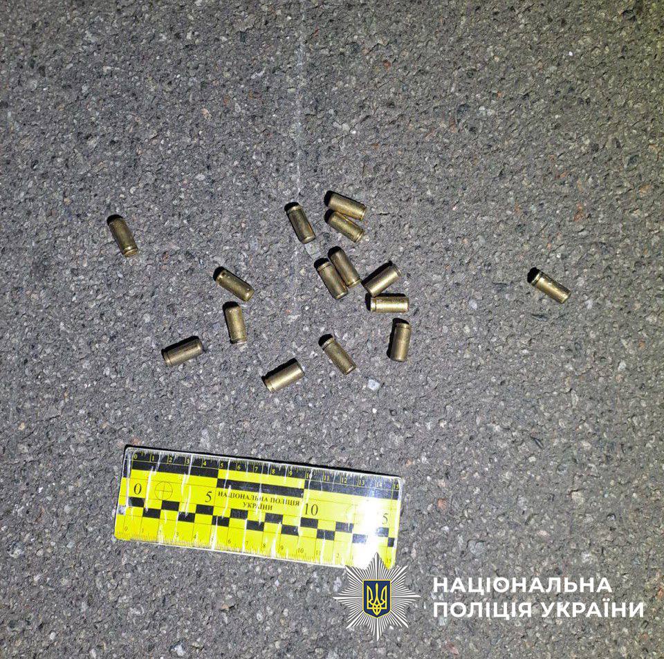 У Києві вранці сталася стрілянина: чоловік відкрив вогонь по автівці (фото)