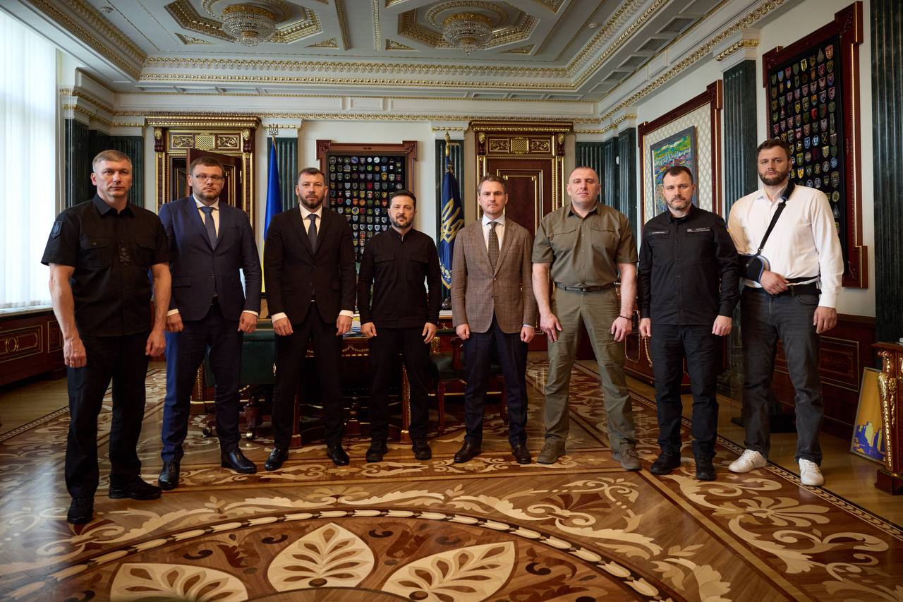 Зеленський на тлі протестів проти закону про НАБУ і САП провів нараду з правоохоронцями: деталі засідання