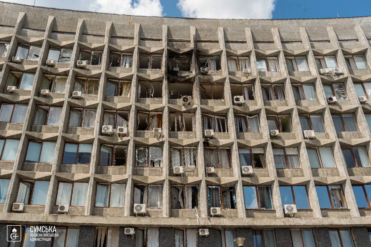 Рашисти вгатили дроном по будівлі Сумської ОВА (фото)